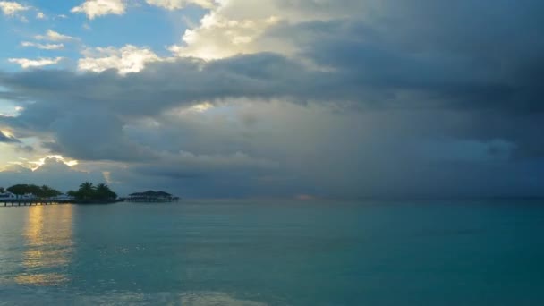 Hermosa playa y mar tropical — Vídeo de stock