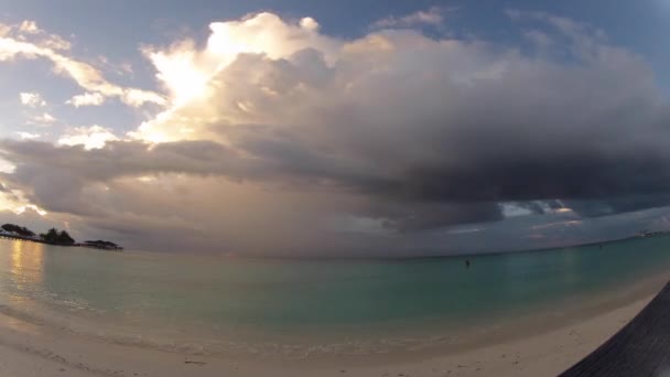 Bela praia e mar tropical — Vídeo de Stock