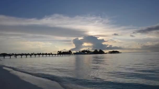 Красивий пляж і тропічне море — стокове відео