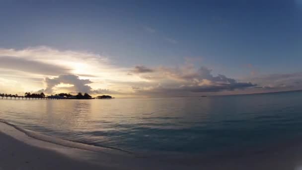 Krásná pláž a tropické moře — Stock video