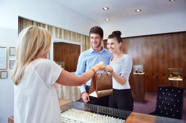 Takı mağaza mutlu genç Çift