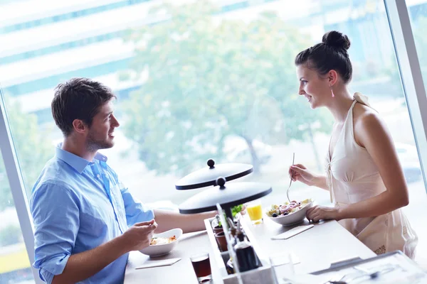 Junges paar bei luch — Stockfoto