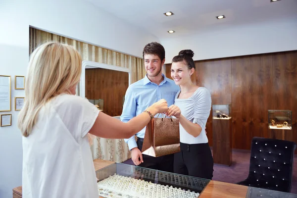 Glückliches junges Paar im Juweliergeschäft — Stockfoto