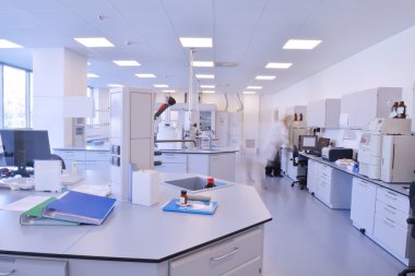 Laboratuvarda çalışan bilim adamları