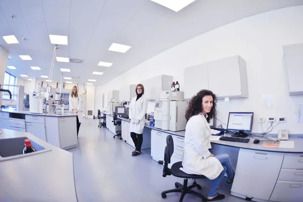 Cientistas que trabalham no laboratório — Fotografia de Stock