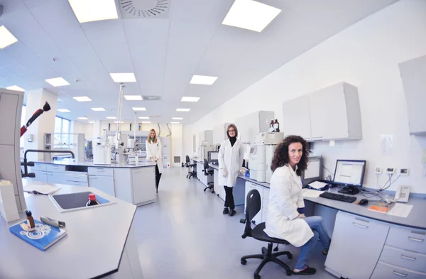 Cientistas que trabalham no laboratório — Fotografia de Stock