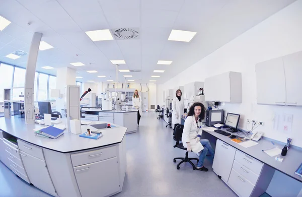 Científicos que trabajan en el laboratorio — Foto de Stock