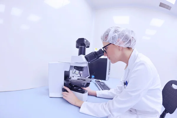 Wetenschappers die in het laboratorium werken — Stockfoto