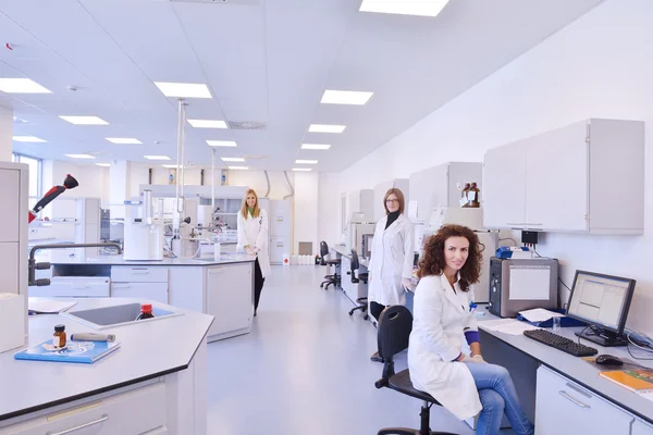 Cientistas que trabalham no laboratório — Fotografia de Stock