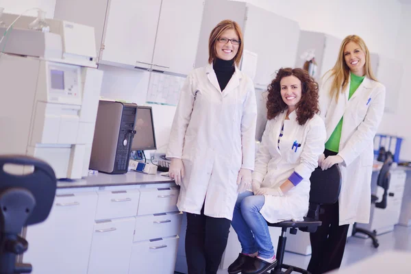 Wetenschappers die in het laboratorium werken — Stockfoto