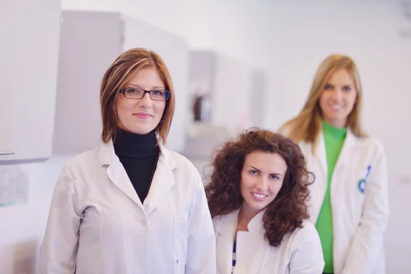 Cientistas que trabalham no laboratório — Fotografia de Stock