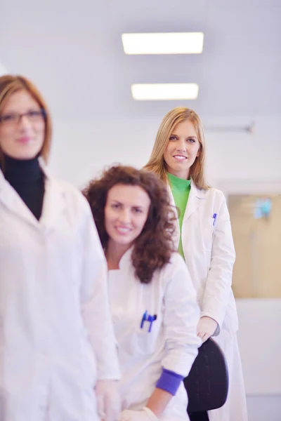 Cientistas que trabalham no laboratório — Fotografia de Stock