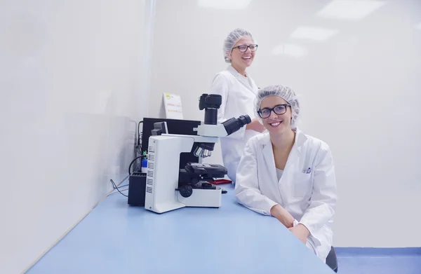 Wetenschappers die in het laboratorium werken — Stockfoto