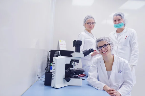 Wetenschappers die in het laboratorium werken — Stockfoto