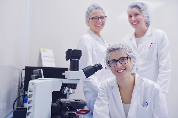 Científicos que trabajan en el laboratorio — Foto de Stock