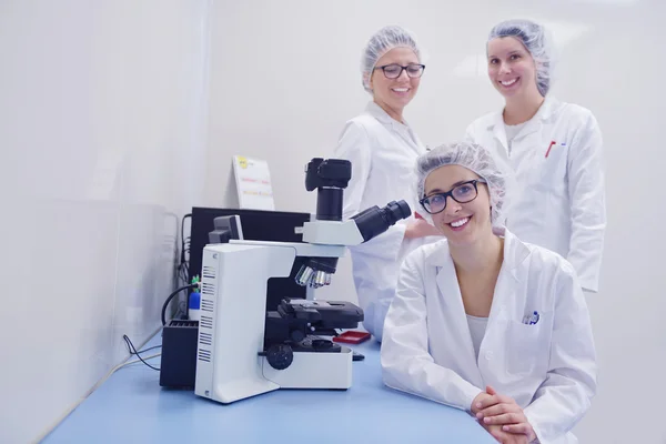 Wetenschappers die in het laboratorium werken — Stockfoto