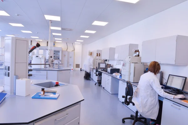 Científicos que trabajan en el laboratorio —  Fotos de Stock