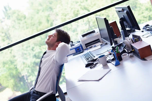 mutlu genç iş adamı ofisi