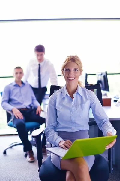 Donna d'affari con il suo personale in background in ufficio — Foto Stock