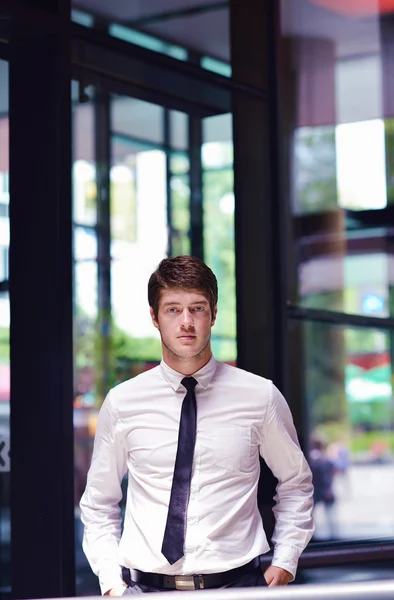 Feliz joven hombre de negocios en la oficina — Foto de Stock