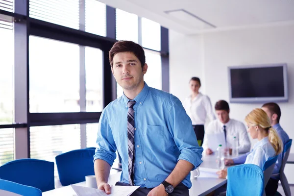 Uomo d'affari in un incontro in ufficio con i colleghi nel backgroun — Foto Stock