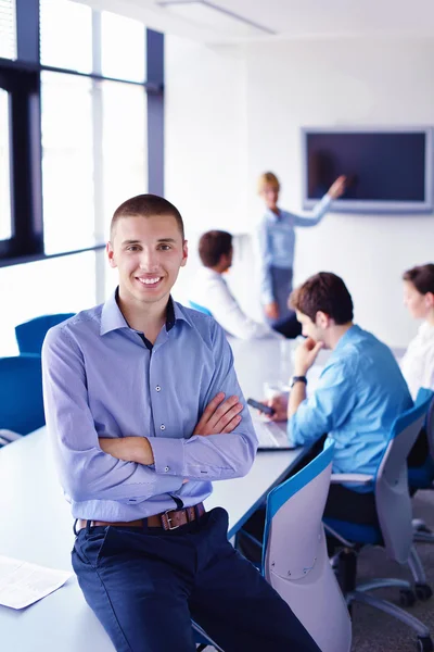 Affärsman på ett möte i offce med kollegor i bak — Stockfoto