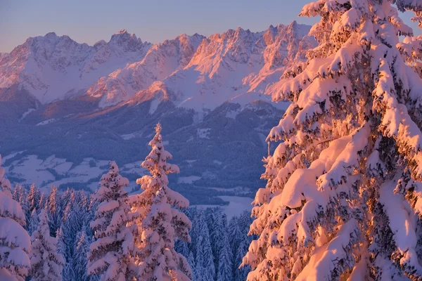 Montagna paesaggio invernale — Foto Stock