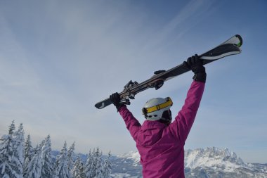 chica y banderaKış eğlence ve Kayak