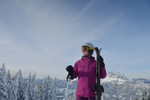 Winterspaß und Skifahren — Stockfoto