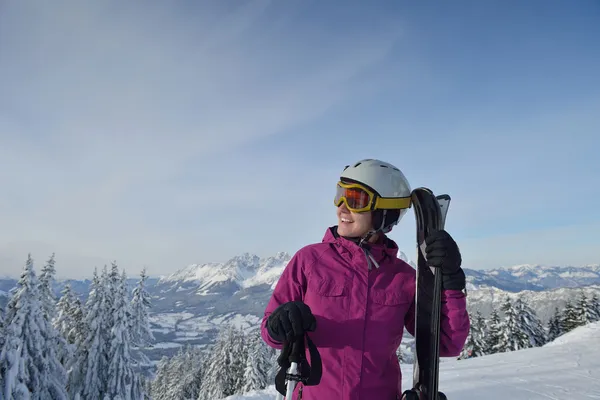 Winterspaß und Skifahren — Stockfoto