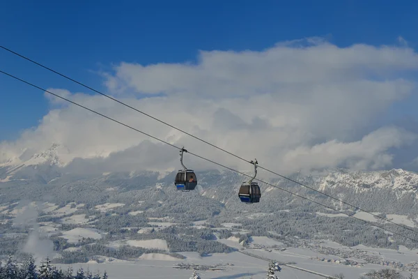Impianti di risalita in gondola nelle Alpi — Foto Stock