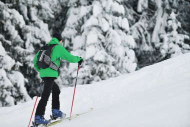 chica y banderaKış eğlence ve Kayak