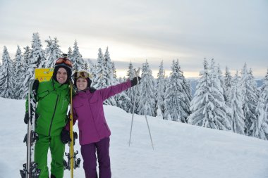 chica y banderaKış eğlence ve Kayak