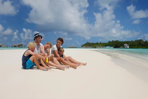 Familia feliz de vacaciones — Foto de Stock