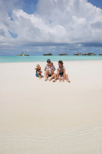 Familia feliz de vacaciones — Foto de Stock