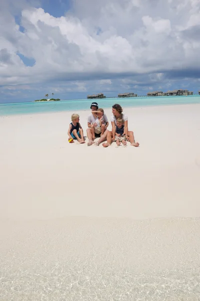 Glückliche Familie im Urlaub — Stockfoto