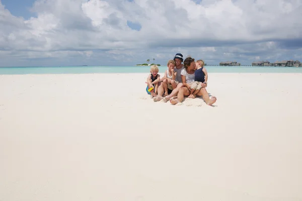 Glückliche Familie im Urlaub — Stockfoto