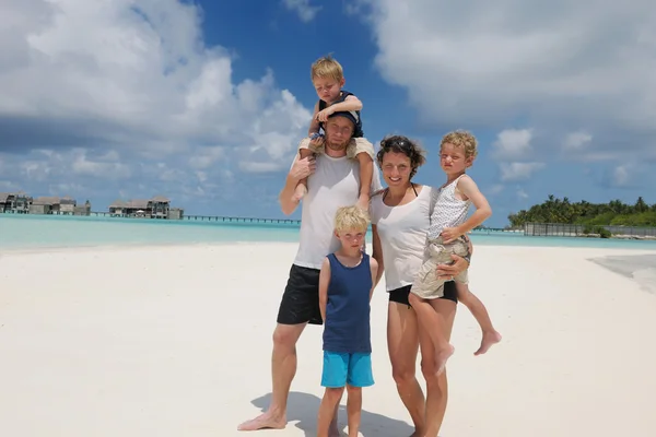 Glückliche Familie im Urlaub — Stockfoto