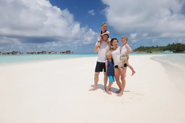 Gelukkige familie op vakantie — Stockfoto