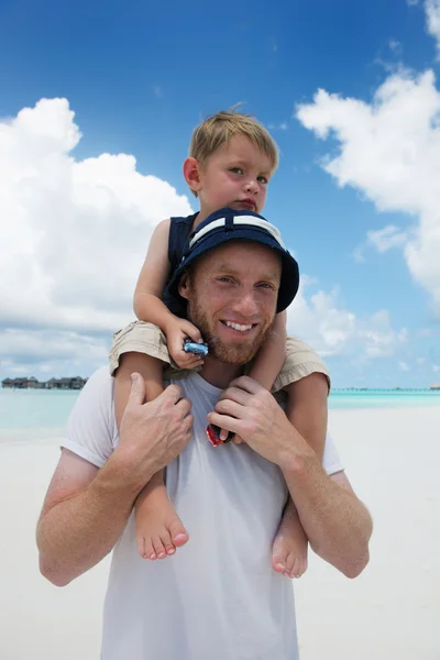 Glückliche Familie im Urlaub — Stockfoto