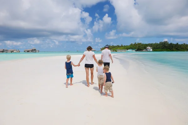 Glückliche Familie im Urlaub — Stockfoto