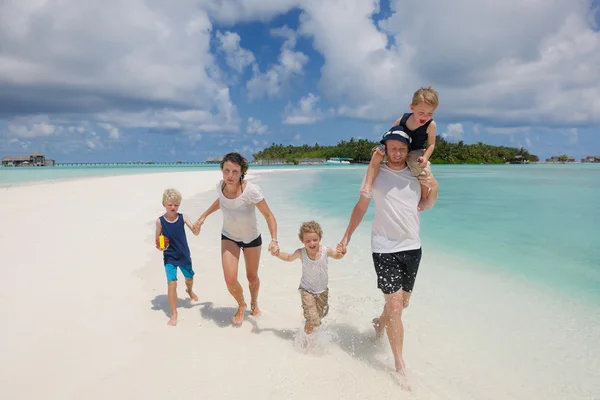 Glückliche Familie im Urlaub — Stockfoto