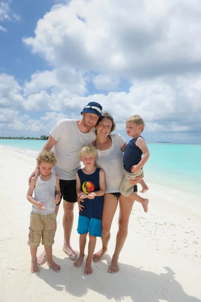 Família feliz em férias — Fotografia de Stock