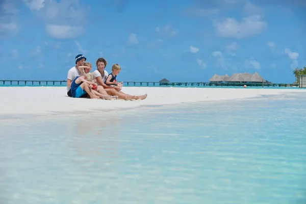 Familia feliz de vacaciones — Foto de Stock