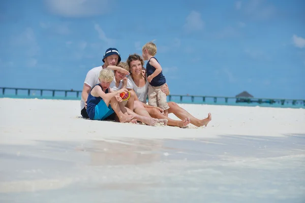 Glückliche Familie im Urlaub — Stockfoto