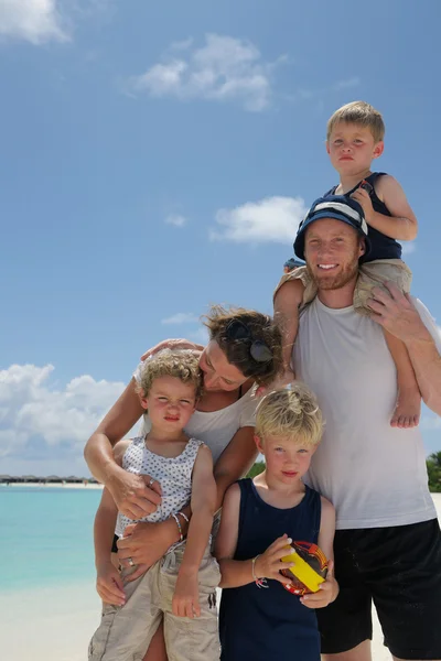 Glückliche Familie im Urlaub — Stockfoto