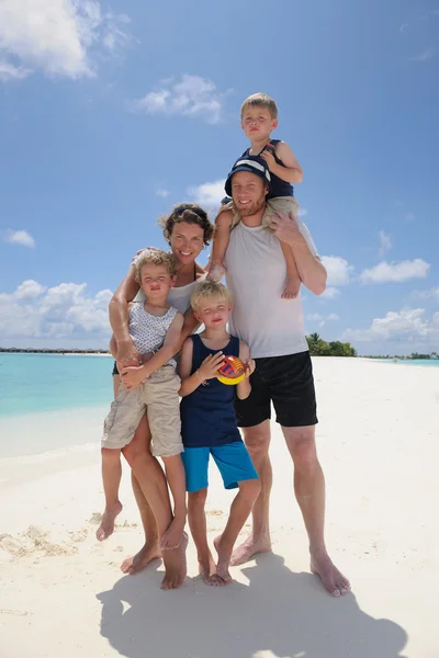 Щаслива сім'я у відпустці — стокове фото