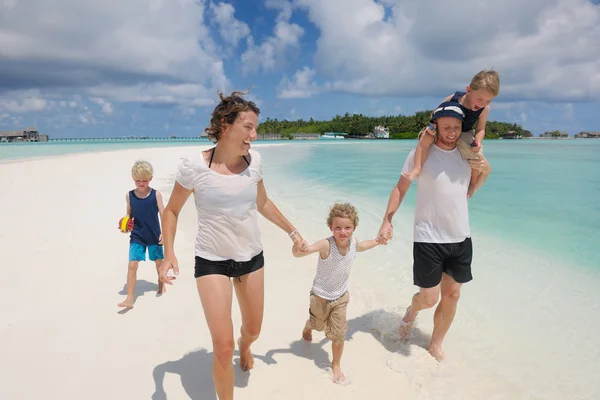 Lycklig familj på semester — Stockfoto