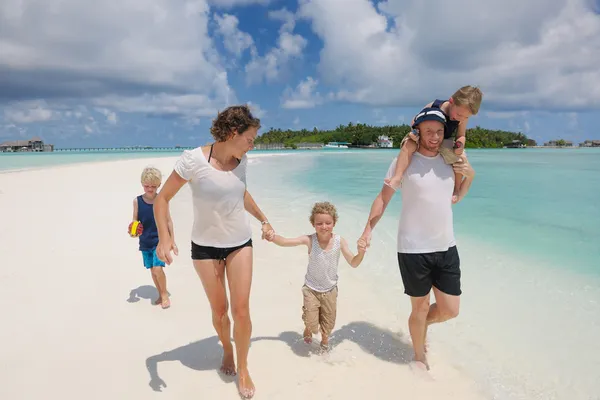 Família feliz em férias — Fotografia de Stock