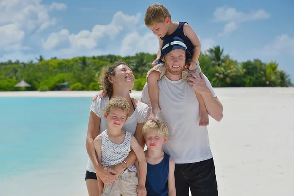 Família feliz em férias — Fotografia de Stock